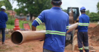 Obras de ampliação da rede de esgoto provocam interdições temporárias no bairro Abel Lira em Barra do Garças