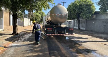 Águas de Sorriso mantém trabalho para garantir limpeza e recuperação das vias após obras da rede de esgoto
