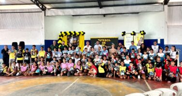 Entrega de novos uniformes incentiva a participação de crianças e adolescentes no projeto Futebol de Rua em Guarantã do Norte