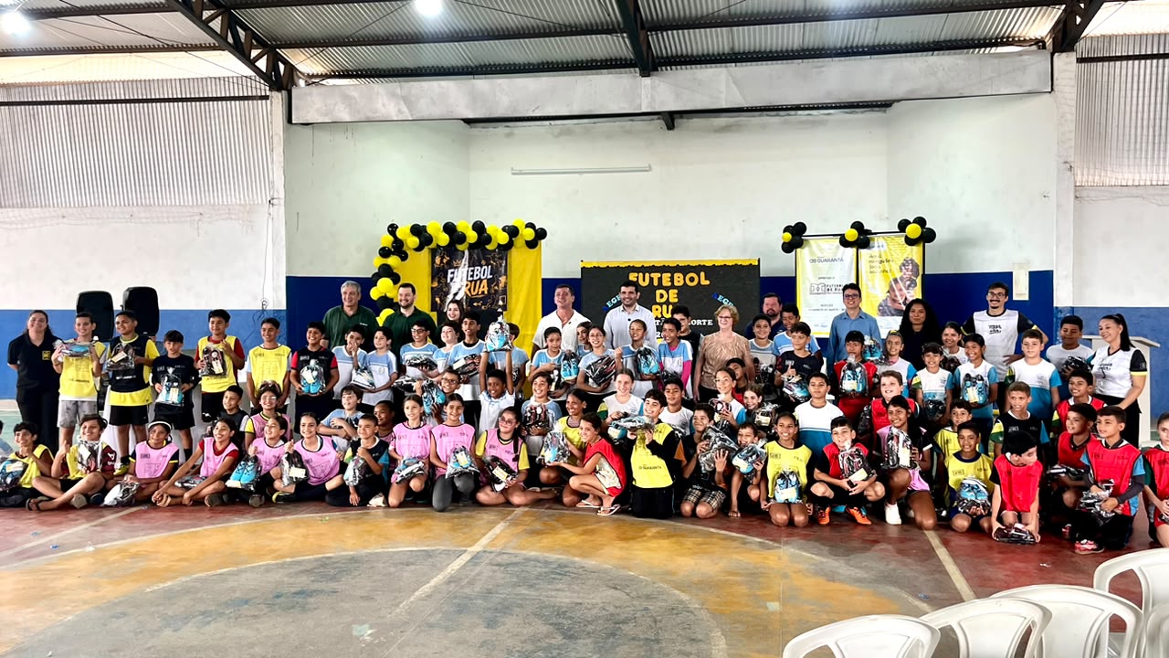 Entrega de novos uniformes incentiva a participação de crianças e adolescentes no projeto Futebol de Rua em Guarantã do Norte